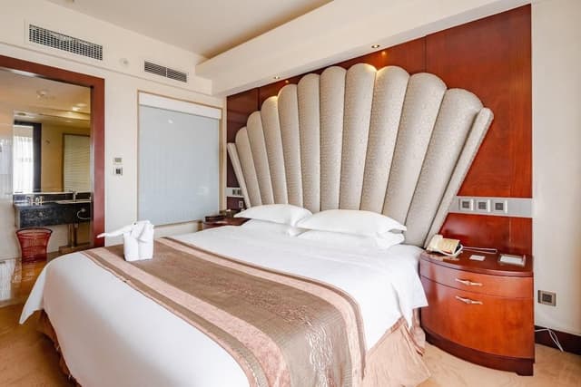 Suite, 1 King Bed, Smoking