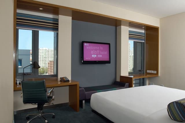 Room, 1 King Bed, City View