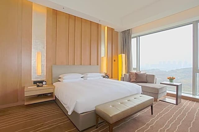 Club Room, 1 King Bed, Garden View
