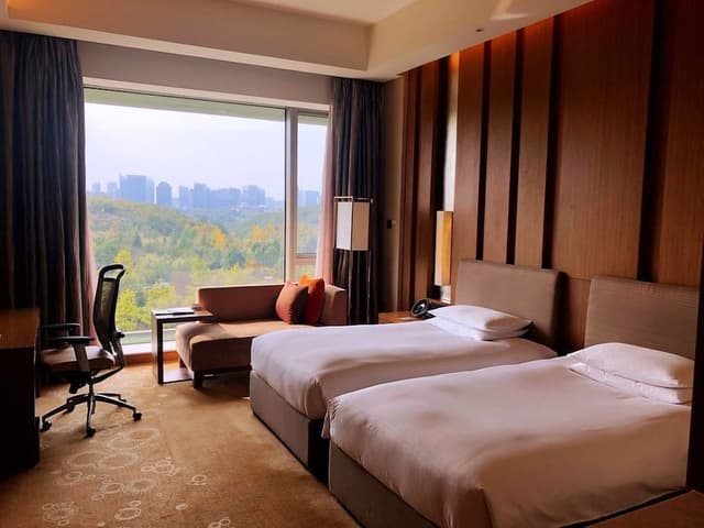 Club Room, 1 King Bed, Garden View