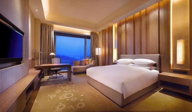 Club Room, 1 King Bed, Garden View
