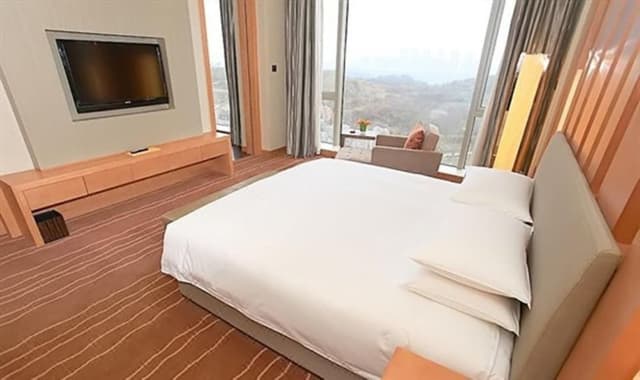 Club Room, 1 King Bed, Garden View