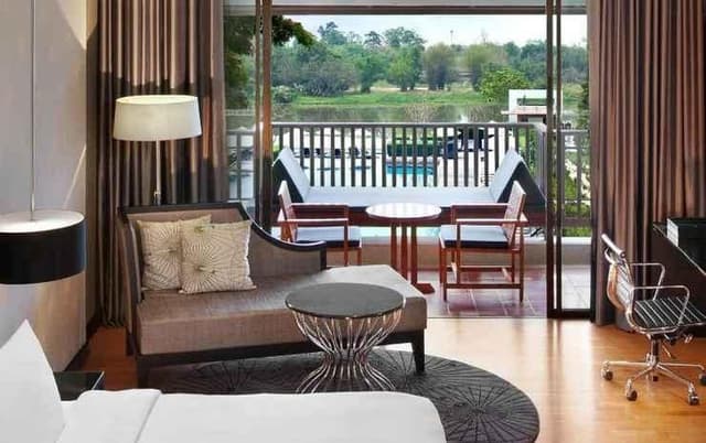 Deluxe Guest 1 King Balcony