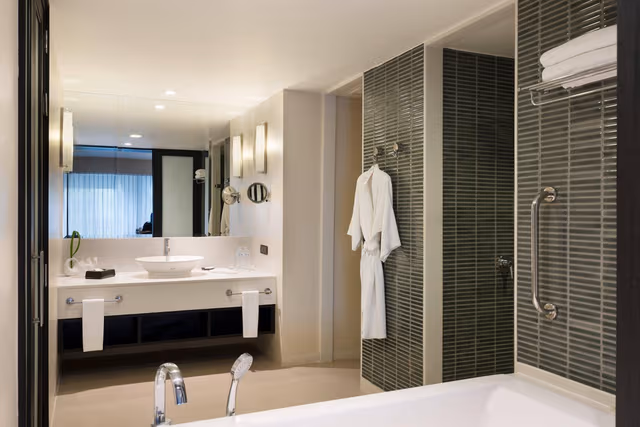 Larger Guest room, 1 King, Pool view, Balcony