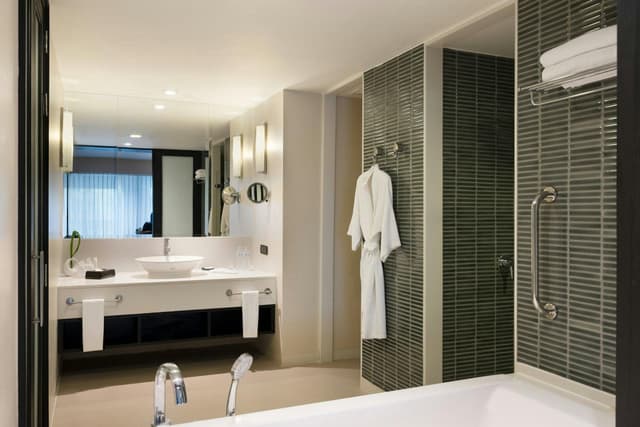 Larger Guest room, 1 King, Pool view, Balcony