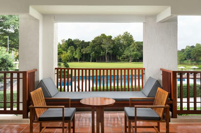 Larger Guest room, 1 King, Pool view, Balcony