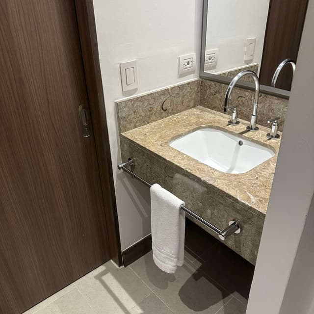 1 QN MOBILITY ACCESS ROLL IN SHOWER NOSMOK