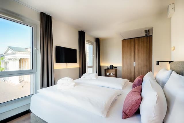 Suite, City View