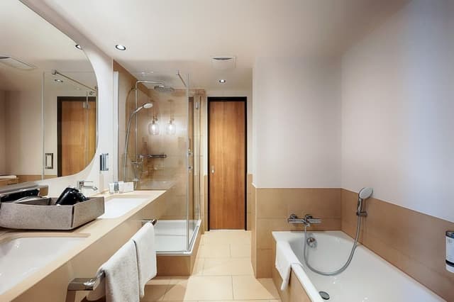 Suite, City View