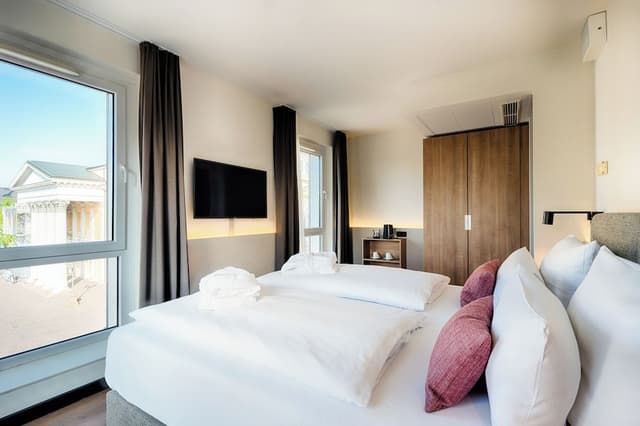 Suite, City View