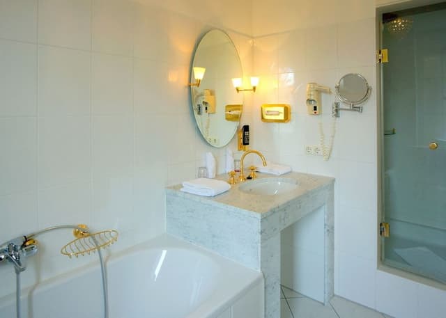 Suite, Lake View