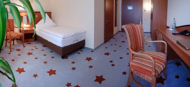 Classic Single Room (Street view)