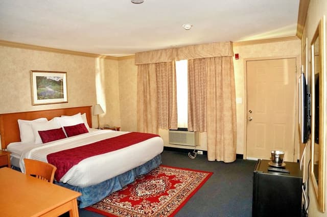 Standard Room, 1 King Bed, Non Smoking, Balcony