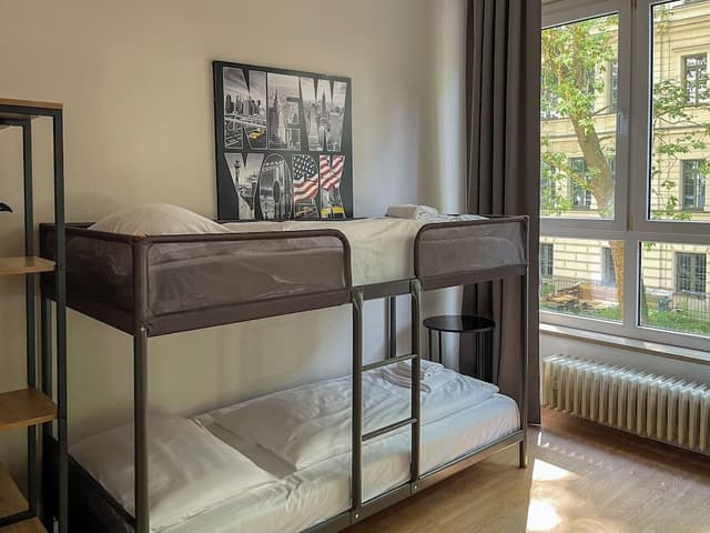Multiple bed room for 6