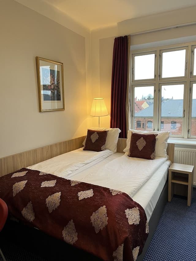 Small Double Room with Queen Bed (Bed 140 cm wide)