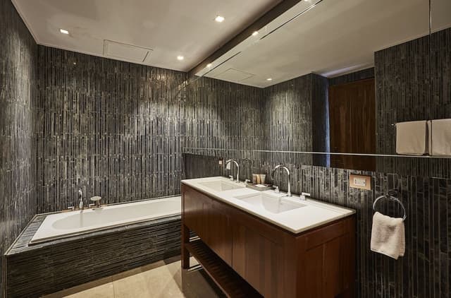Suite, 2 Bedrooms, Balcony (Suite L)