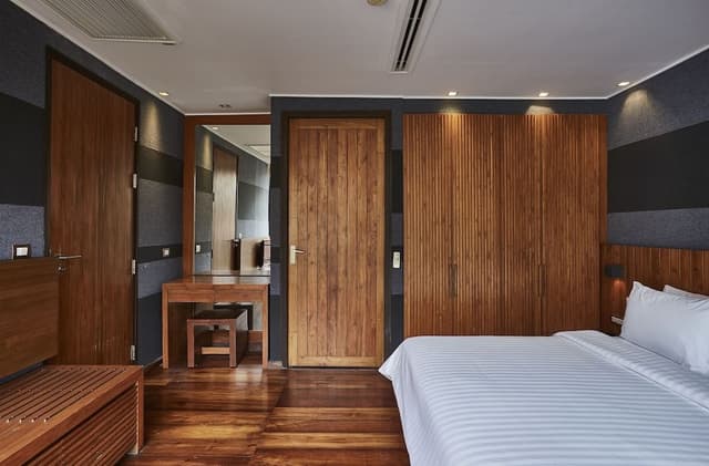 Suite, 2 Bedrooms, Balcony (Suite L)