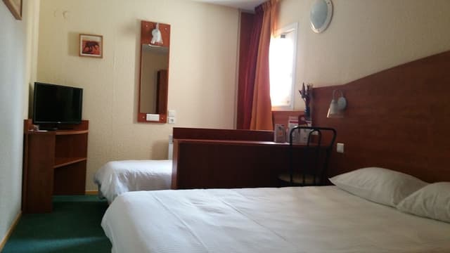 Room With 1 King size Bed and 1 small bed