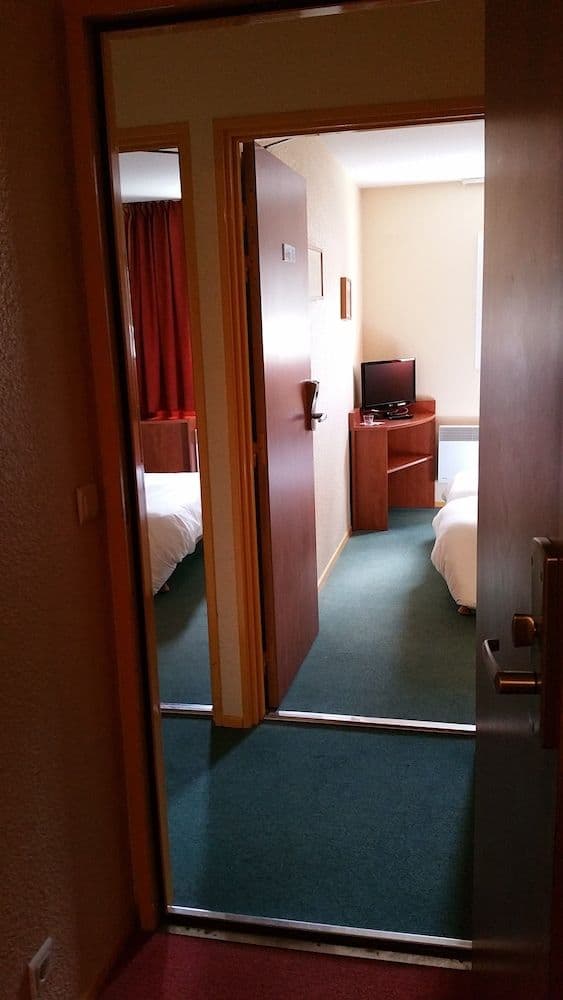 Room, Connecting Rooms