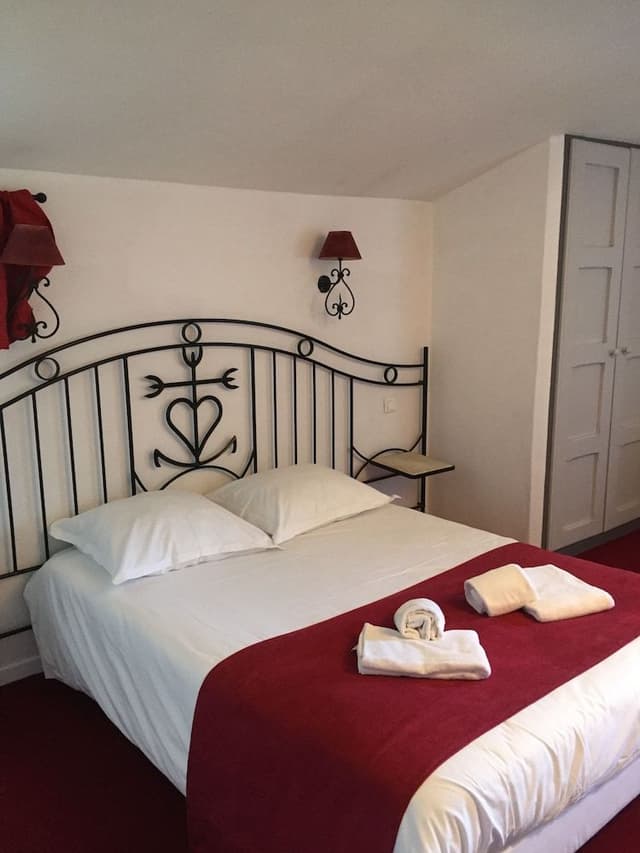 Double Room (Batisse)