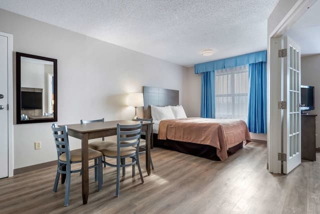 Suite, 1 King Bed and 1 Queen Bed, Non Smoking