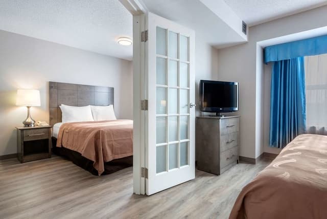 Suite, 1 King Bed and 1 Queen Bed, Non Smoking