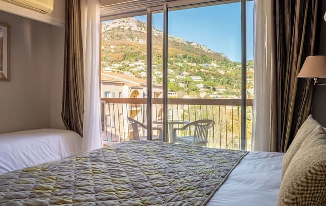 Chambre Supérieure Triple avec Balcon