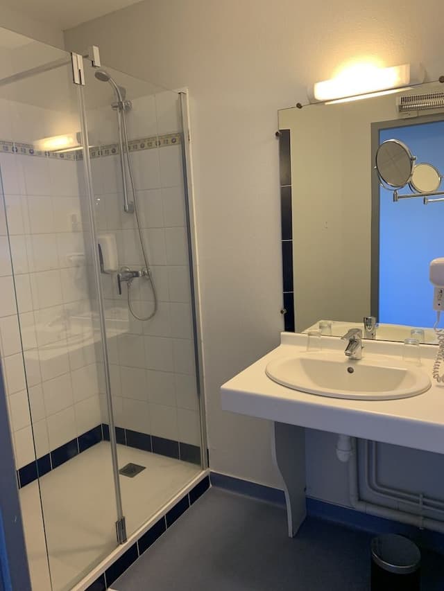 Connecting rooms for 4