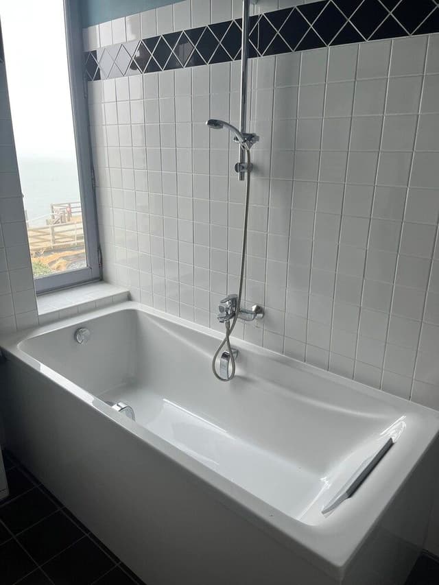 Chambre double vue mer avec balcon et baignoire