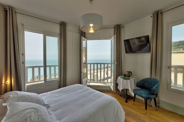 Chambre double vue mer avec balcon et baignoire