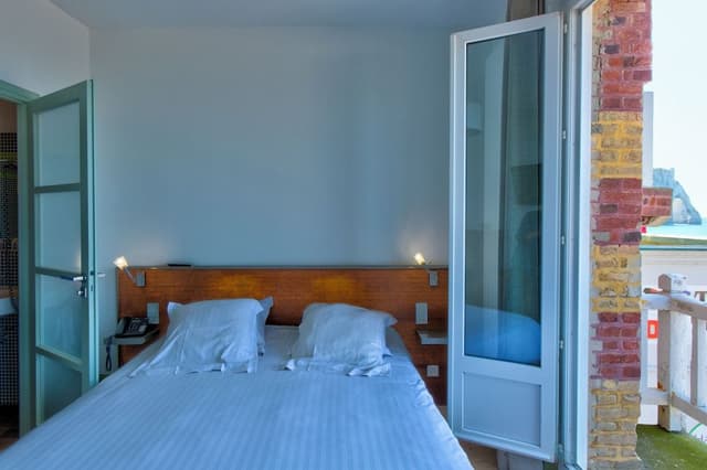 Chambre double vue mer avec balcon et baignoire