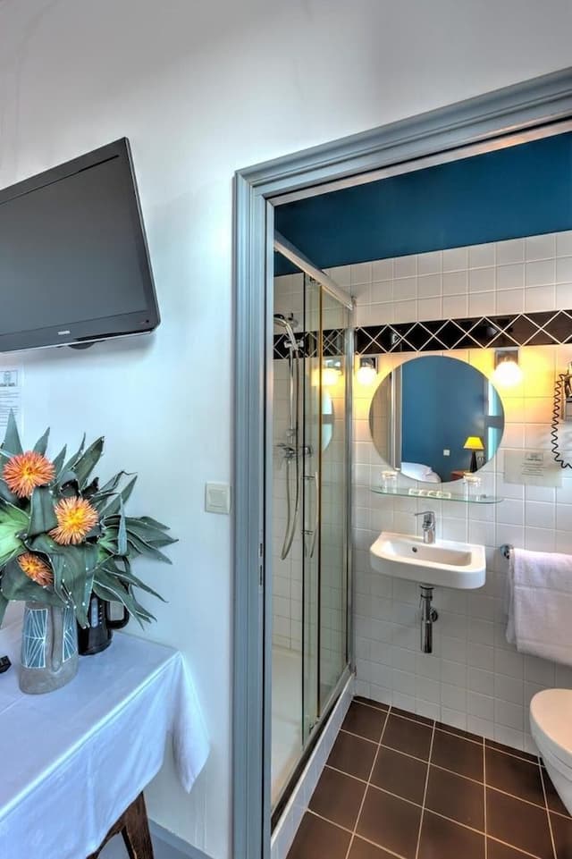 Chambre double vue village avec douche