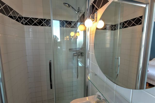 Chambre double vue village avec douche
