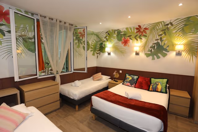 Quadruple Room (vue sur mur peint)