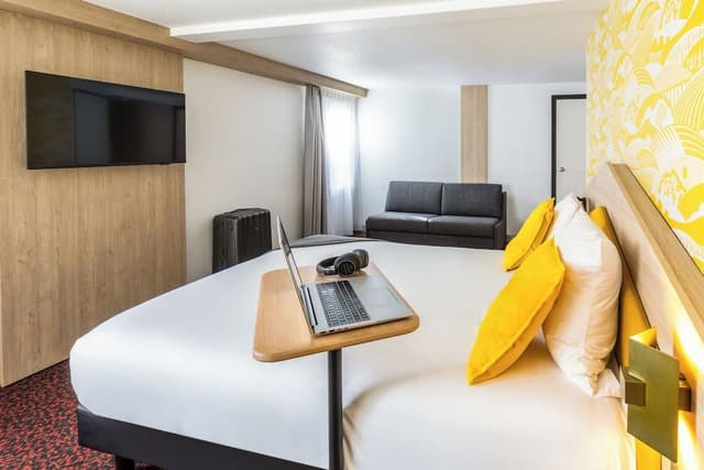 Family Room, 1 Queen Bed with Sofa bed (Comfort. 4 People)