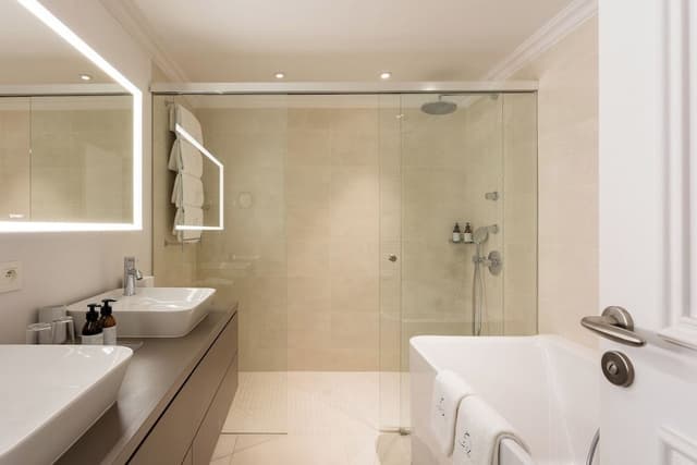 Suite, Sea View