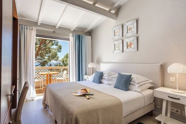 Room, Sea View