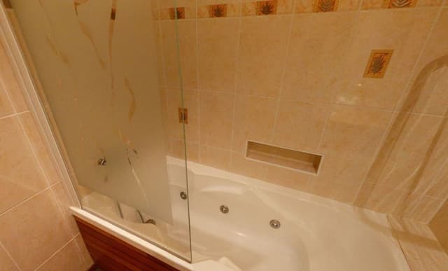 Superior Double Room, Bathtub