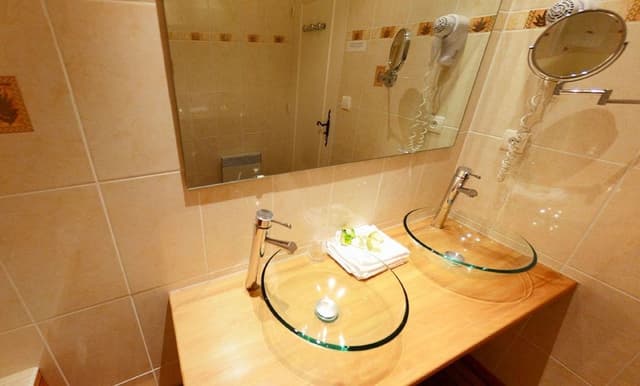 Superior Double Room, Bathtub