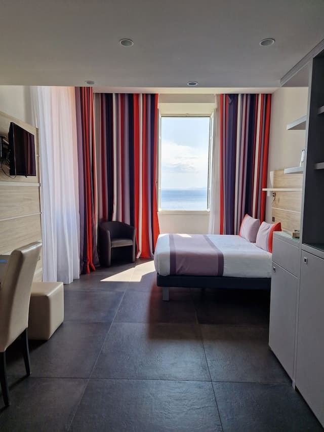 Suite, Sea View