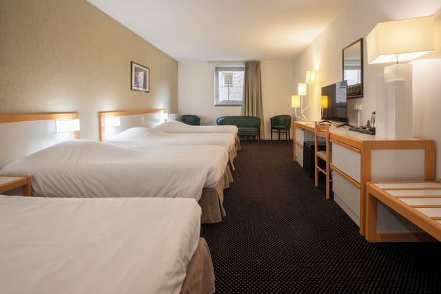 Family Quadruple Room (2 adultes et 2 enfants)