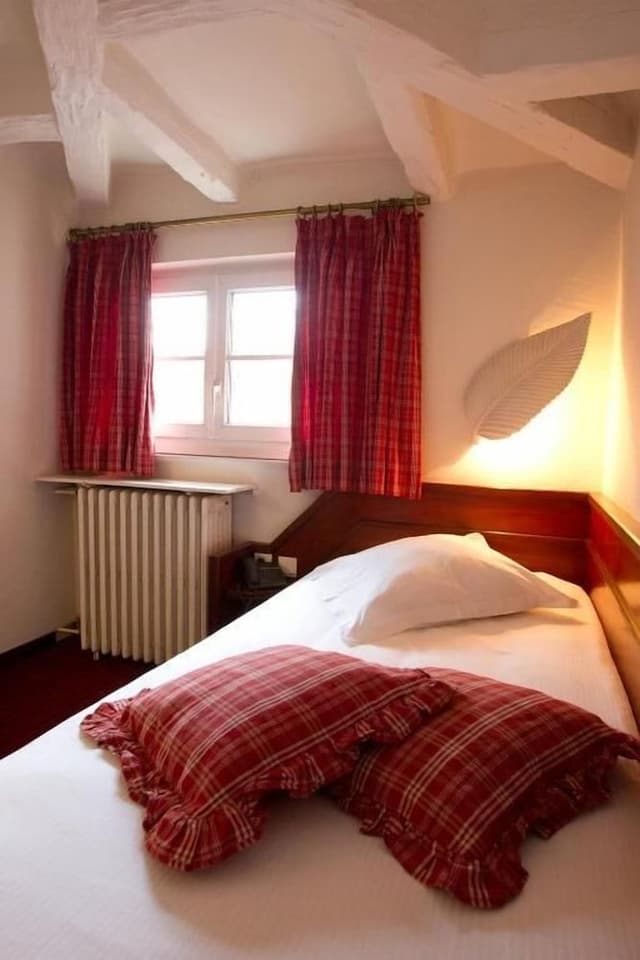 Room with shower, single occupancy