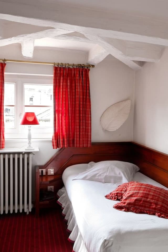 Room with shower, single occupancy