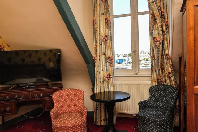 Comfort Room, Harbor View