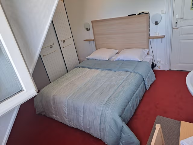 Room, Garden View