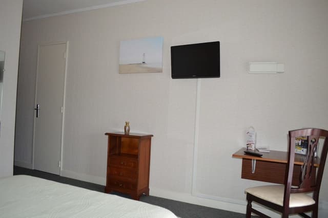 Chambre standard côté rue.