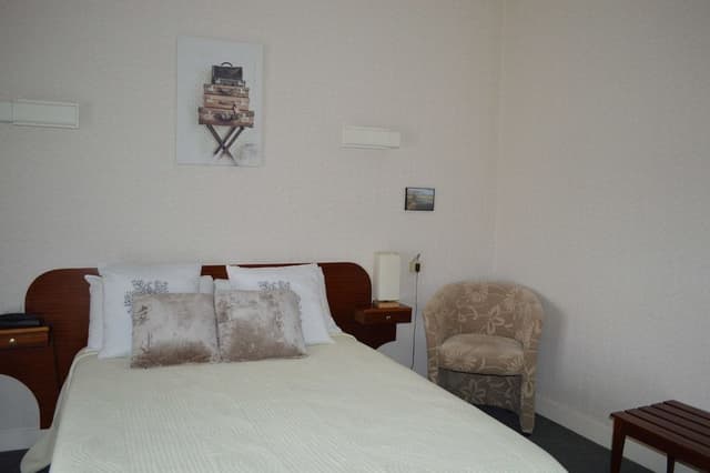 Chambre standard côté rue.