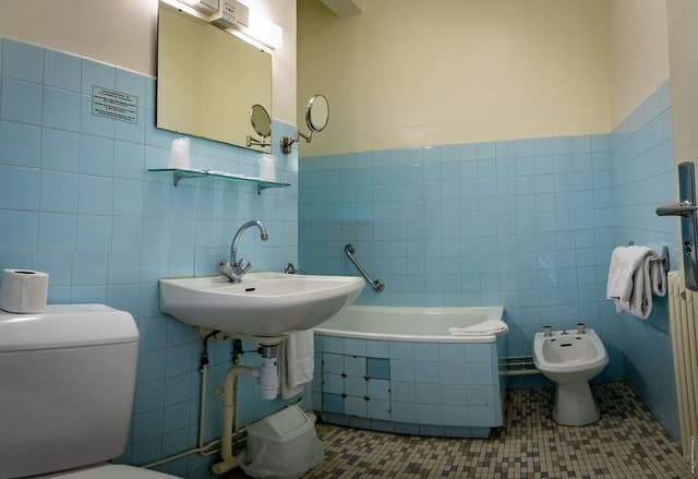 Chambre standard côté rue.