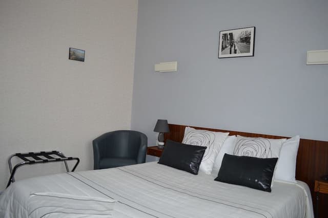 Chambre standard côté rue.