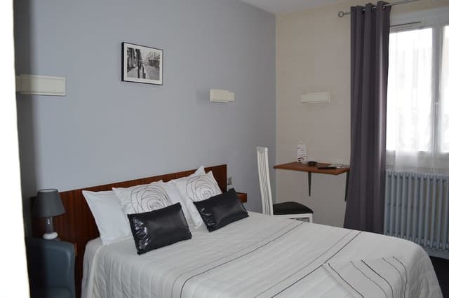 Chambre standard côté rue.